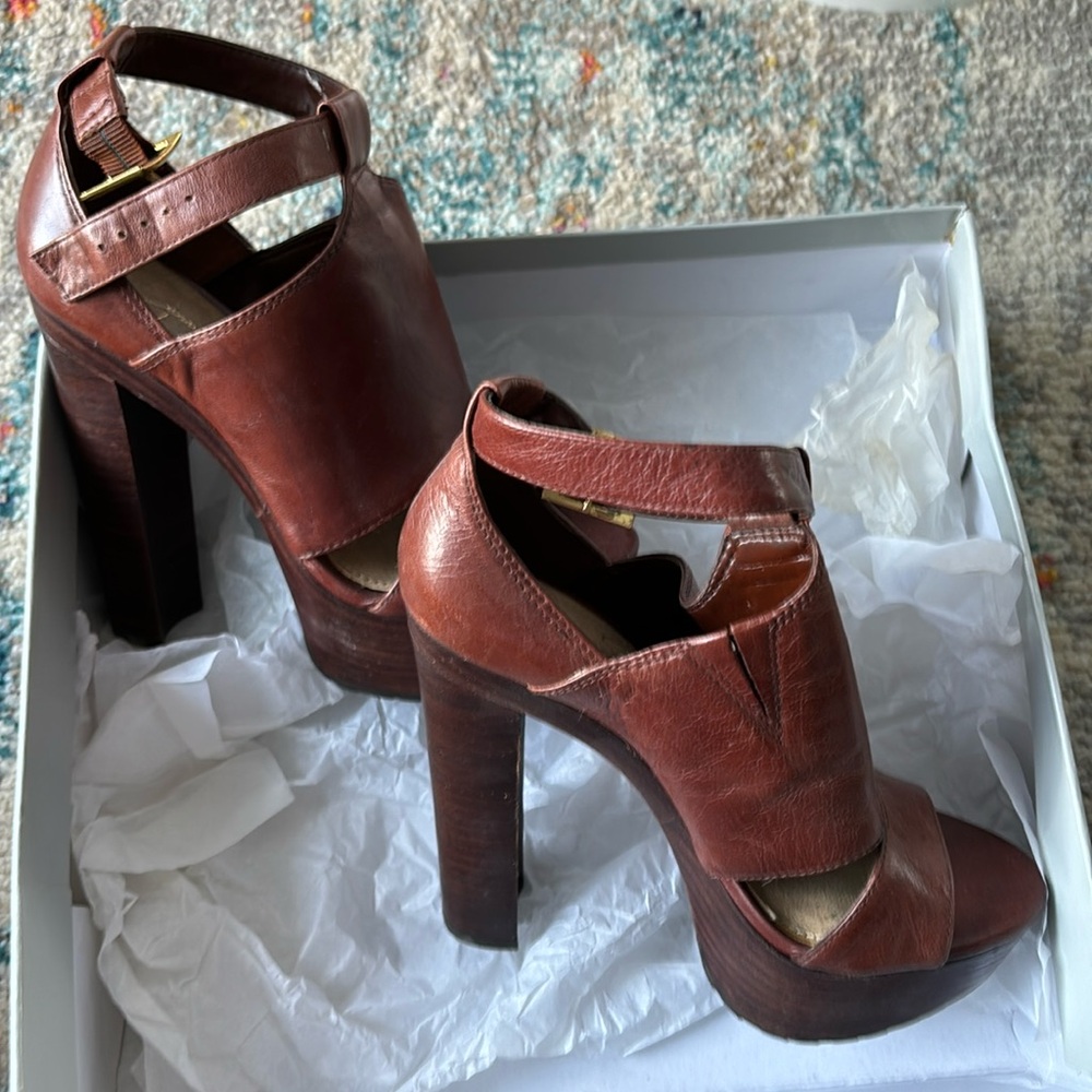 Jessica Simpson platforms